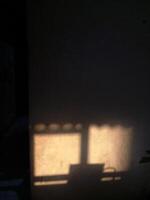 photo de lumière à venir dans de le fenêtre de une maison