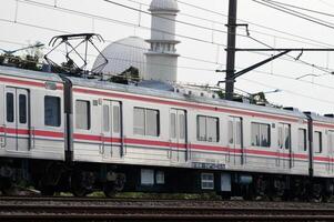 banlieusard ligne ou électrique train dans Djakarta, Indonésie. dans le photo de le droite angle, lequel illustre le splendeur de cette électrique train.