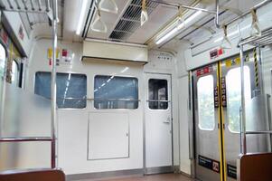 intérieur banlieusard ligne ou électrique train dans Djakarta, Indonésie photo