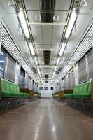 intérieur banlieusard ligne ou électrique train dans Djakarta, Indonésie photo