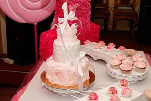 magnifique gâteau, bonbons et gâteau avec une unité photo