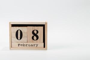 en bois calendrier février 08 sur une blanc Contexte photo