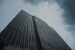 dix. Nouveau york ville bâtiment avec foncé orage des nuages photo