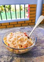 plat de verre nouilles avec blé oignons et tomates Mexique. photo