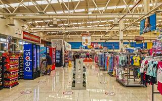 playa del Carmen quintana roo Mexique 2021 supermarché de le à l'intérieur étagères des biens gens achats chariots des produits. photo