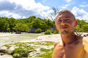 Masculin touristique en voyageant homme prise selfie playa del Carmen Mexique. photo