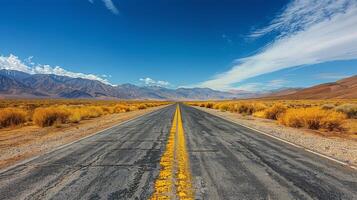 vide route dans désert avec montagnes Contexte photo