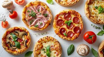 groupe de pizzas arrangé sur blanc surface photo