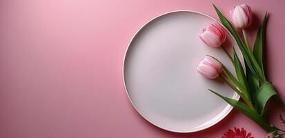 blanc assiette avec rose tulipes sur rose Contexte photo