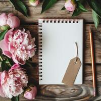 bloc-notes, stylo, et fleurs sur en bois table photo