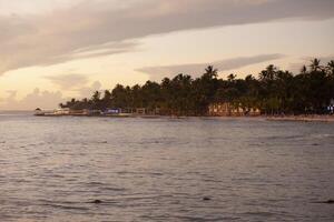 rivage de dominicus au coucher du soleil photo