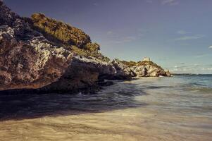 les rochers dans la mer photo