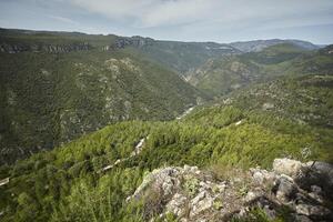 la vallée au milieu des montagnes sardes photo