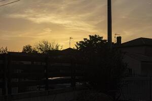 le coucher du soleil au milieu de ville maisons photo