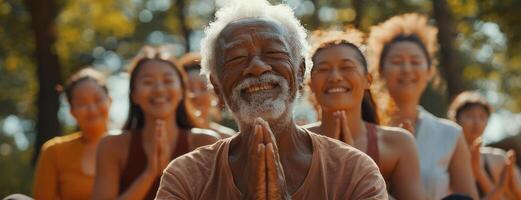 groupe de gens pratiquant yoga dans les bois photo