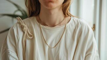 femme portant blanc chemise et Collier photo