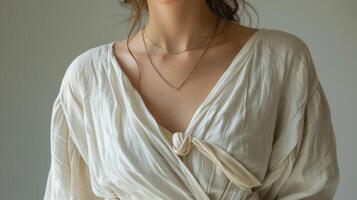 femme portant blanc chemise et Collier photo