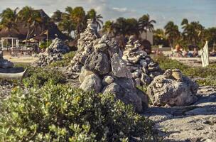 Des piles de rochers zen sur la plage de puerto averturas photo