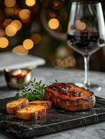 élégant foie gras dîner avec du vin. photo