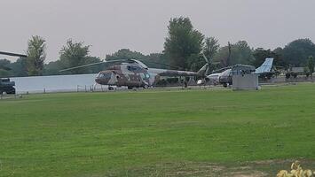 armée équipement en utilisant dans guerre sont mis dans Publique parc pour des gamins dans Lahore, Pakistan sur mai 15, 2024. photo