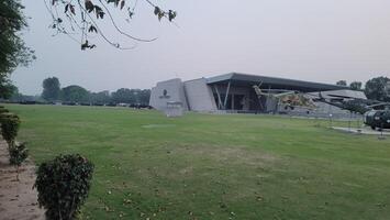 armée équipement en utilisant dans guerre sont mis dans Publique parc pour des gamins dans Lahore, Pakistan sur mai 15, 2024. photo