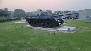 armée équipement en utilisant dans guerre sont mis dans Publique parc pour des gamins dans Lahore, Pakistan sur mai 15, 2024. photo