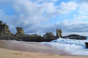 gros vagues contre nuageux ciel photo