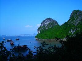 nuageux ciel dans Baie d'Halong, nord vietnam photo