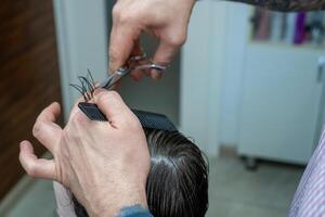 proche en haut de une la personne Coupe cheveux photo