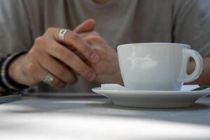 personne tenant une tasse de café photo