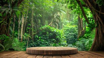 en bois podium dans tropical forêt pour produit présentation et vert Contexte photo