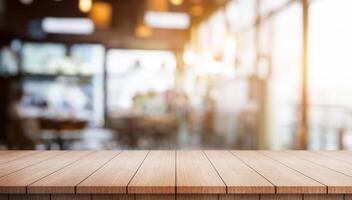 vide en bois table Haut avec lumières bokeh sur brouiller restaurant Contexte. photo