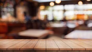 vide en bois table Haut avec lumières bokeh sur brouiller restaurant Contexte. photo