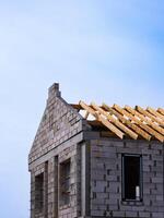 bâtiment une maison de une gaz silicate bloc, installation une toit photo