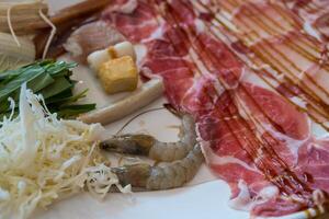 mixte de du boeuf et Fruit de mer dans blanc plat. photo