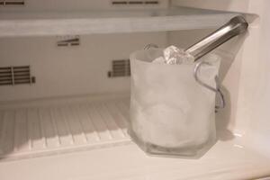 la glace cubes dans le seau dans une frigo congélateur photo