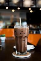la glace cacao Chocolat Lait boisson dans une verre avec papier paille photo