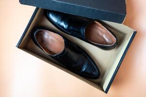 Masculin noir cuir chaussure, Nouveau produit sur marron boîte, confortable chaussure pour homme d'affaire ou Bureau ouvriers photo
