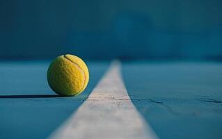 vert tennis Balle mensonges sur difficile tribunal sur blanc marquage. fermer photo