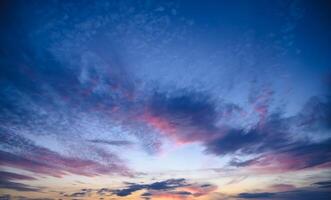 magnifique paysage Contexte ciel des nuages le coucher du soleil pétrole La peinture vue fond d'écran paysage lumière couleurs violet anime style la magie et colorfu 1 photo