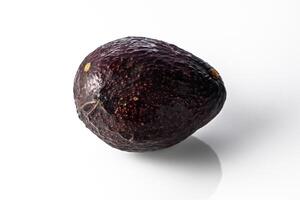 entier marron Avocat isolé sur blanc Contexte photo