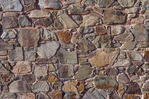 pierre bardage mur fabriqué de rayé empilés dalles de Naturel marron rochers. panneaux pour extérieur . photo