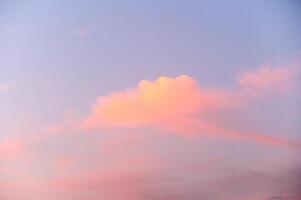 lumière rose des nuages dans le coucher du soleil bleu ciel. photo