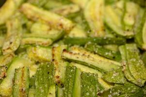 cuit Zucchini Couper dans des bâtons avec sésame des graines cuit dans le four 2 photo