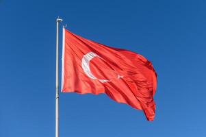 turc drapeau sur une ensoleillé hiver journée 2 photo