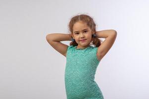 studio portrait de une charmant peu fille sur une blanc Contexte 11 photo