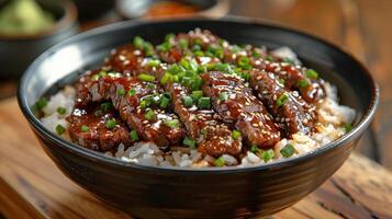 proche en haut de teriyaki du boeuf et riz bol avec vert oignons et sésame des graines photo