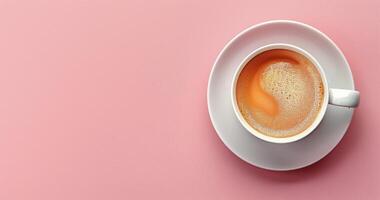 aérien vue de une tasse de café avec mousse sur une rose Contexte photo