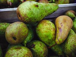 Frais vert et Jaune conférence poires dans supermarché, fruit boutique photo