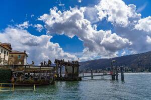 une typique restaurant sur une jetée de une village sur le rivages de Lac maggiore sur une printemps journée photo